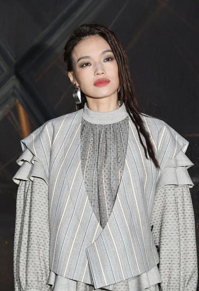 舒淇面相果真不显嫩穿灰色马甲配宫廷裙不时髦反显臃肿和土气