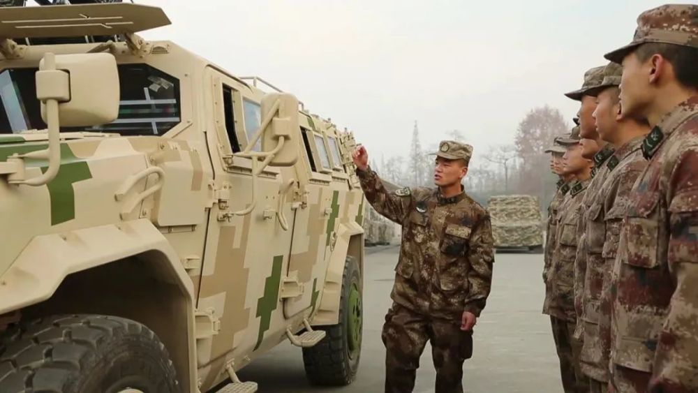 荒漠迷彩版猛士突击车罕见亮相助力特战队战力大增