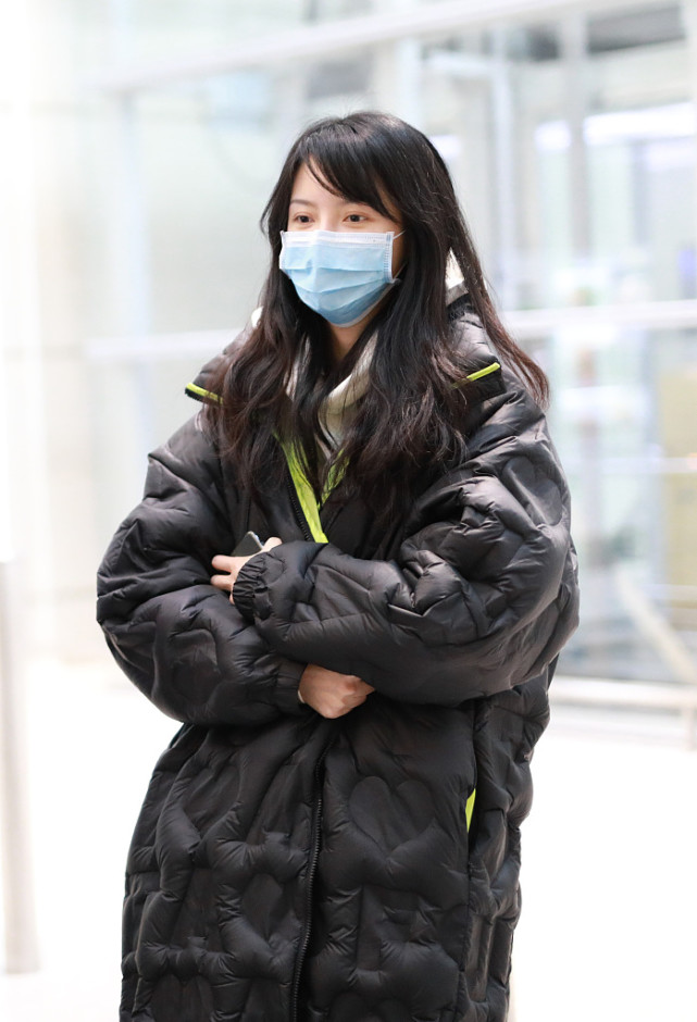 金瀚张芷溪现身机场撒狗粮虽然两人相距有点远但仍挺般配的