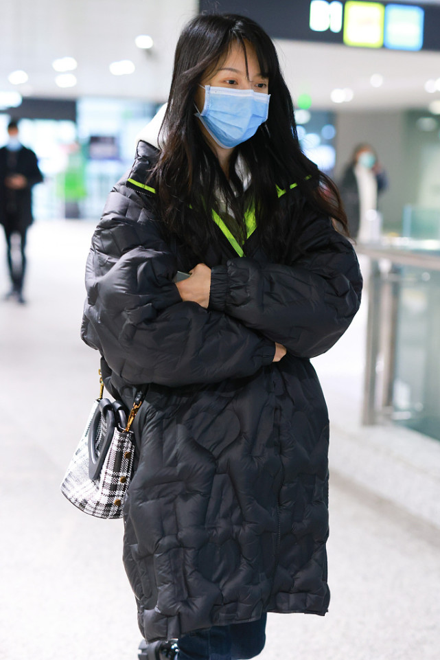 金瀚张芷溪现身机场撒狗粮虽然两人相距有点远但仍挺般配的