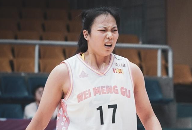 第三节易边再战,李月汝再度篮下打成,马雪雅和杨力维连续冲击篮下