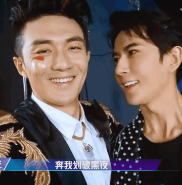 李泽锋于朦胧互动暧昧亲密搂抱争风吃醋网友直呼反感