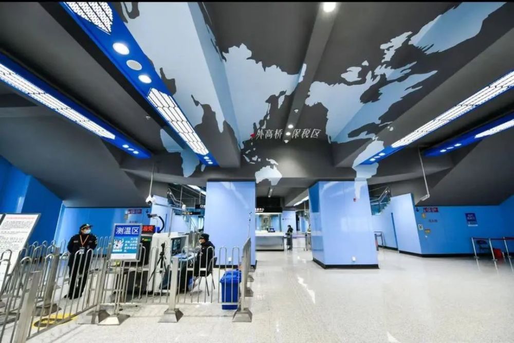 10号线列车驶入新终点站基隆路站外高桥保税区进入双地铁时代