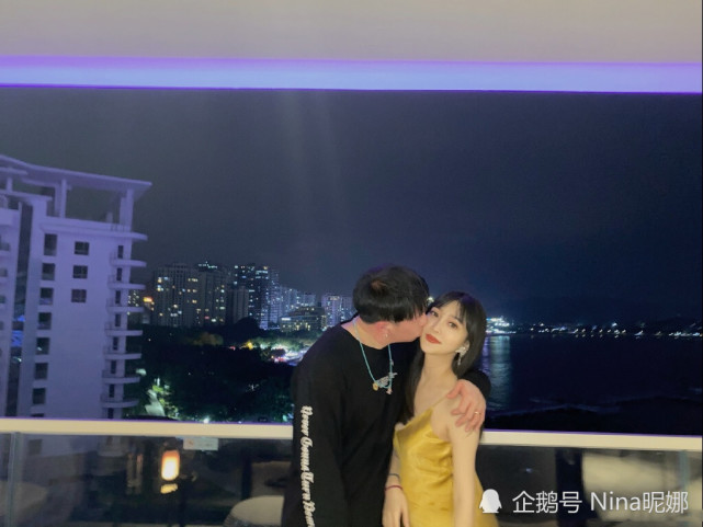 德云社烧饼娇妻身材有多好穿吊带开游艇出海这马蜂腰德云社少见