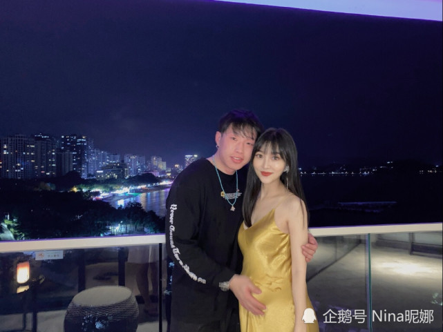 德云社烧饼娇妻身材有多好穿吊带开游艇出海这马蜂腰德云社少见