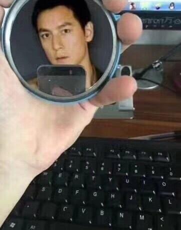 不过有时候也有一些意外,有些人在照镜子时,不经过美化,那吴彦祖一样