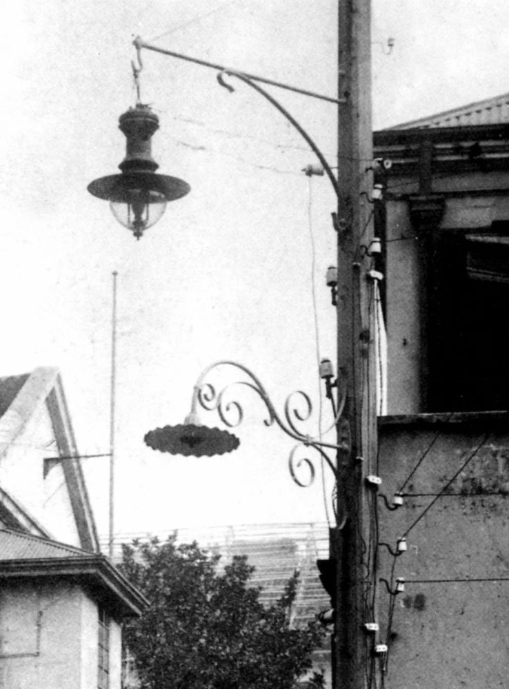 20世纪初南京路街角的路灯上为老式的弧光灯下为新式的白炽灯电气公司