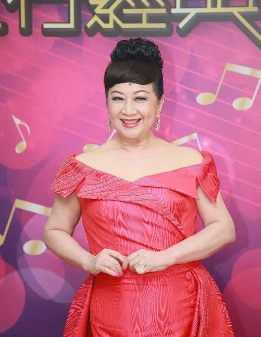 70岁薛家燕不服老穿一袭大红裙气场十足水桶腰却暴露年龄
