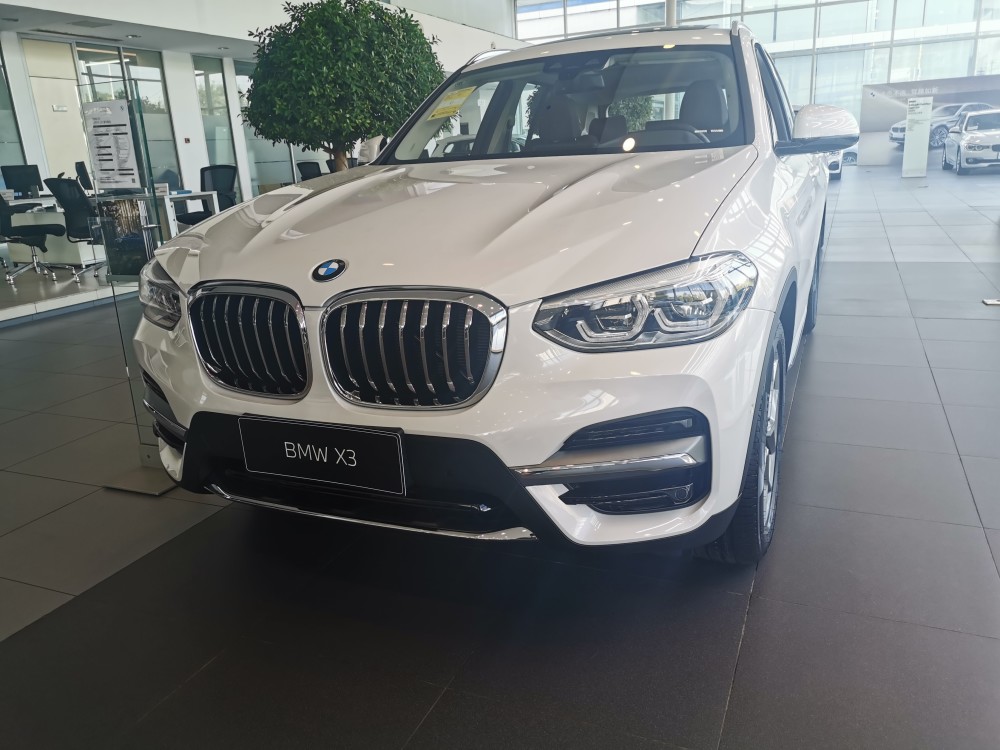 探店实拍2021款宝马x3,配四驱 11色氛围灯,开起来真舒服