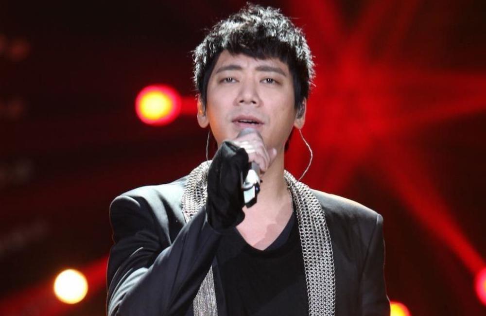 直到孩子消息被曝光之后,张钰凰因此失去了工作,但信却大方承认了女儿