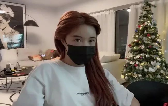 圣诞节"苏恩olivia"出镜,封禁后首次露脸,透露下个月解封开播