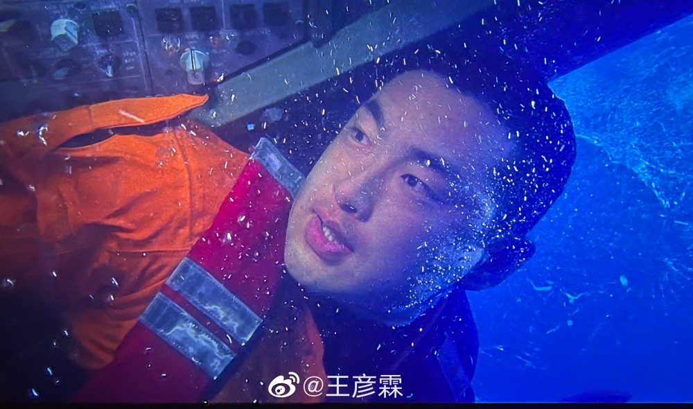 《紧急救援》票房破4亿,王彦霖脸被水泡浮肿,为求效果感受濒死
