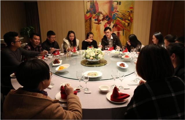 中国式应酬在酒桌有这3种行为的人请远离不值得深交