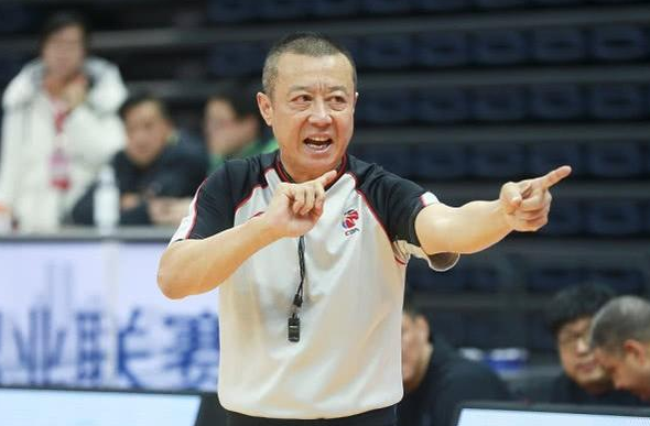 闫军遭金哨质疑却受联盟认可?第一外援或妥协,杜锋激活内线新星