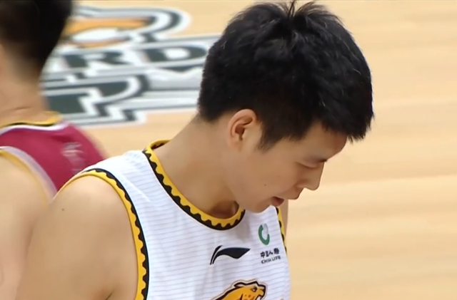 朱荣振给力!单节砍下5分3板1封盖,两次暴扣令辽宁男篮振奋