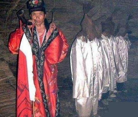 最后的赶尸匠揭秘湘西赶尸术的神秘面纱再现古老的传说秘技