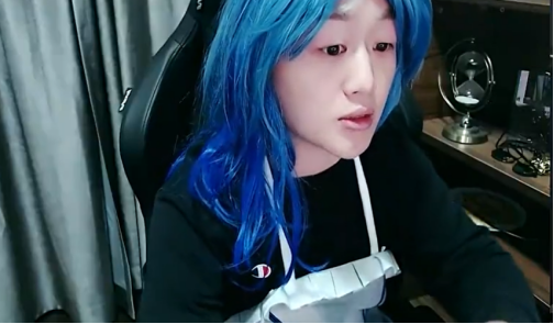 在这场活动中,这五位女装大佬也是和hyg的这几位女主播进行了三场对抗