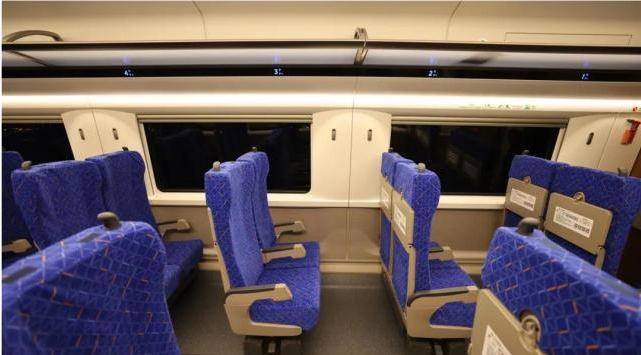 蓝色复兴号CR300AF型动车组开始执行