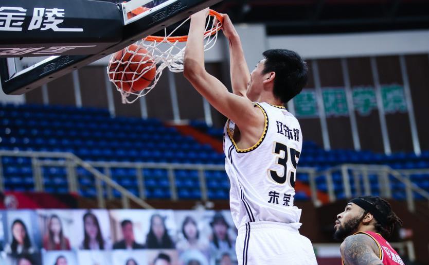 这场比赛辽宁队内线核心韩德君还是缺阵,所以朱荣振首发出场.