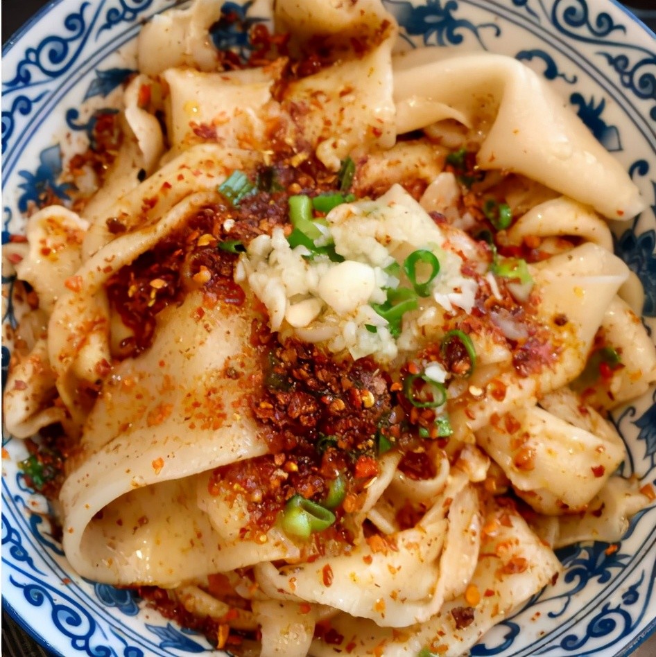 白鹿原经典油泼面名场面吃得满嘴都是油简直太有食欲了