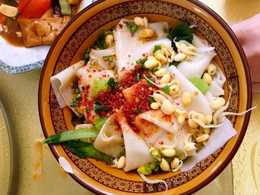 白鹿原经典油泼面名场面吃得满嘴都是油简直太有食欲了