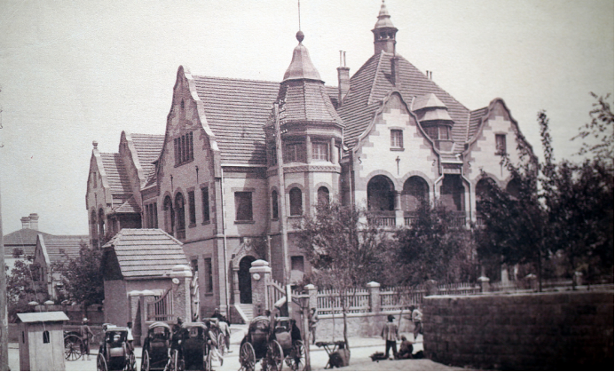 作为华北第三大城市民国时期济南城也很繁华吹拉弹唱到处都有