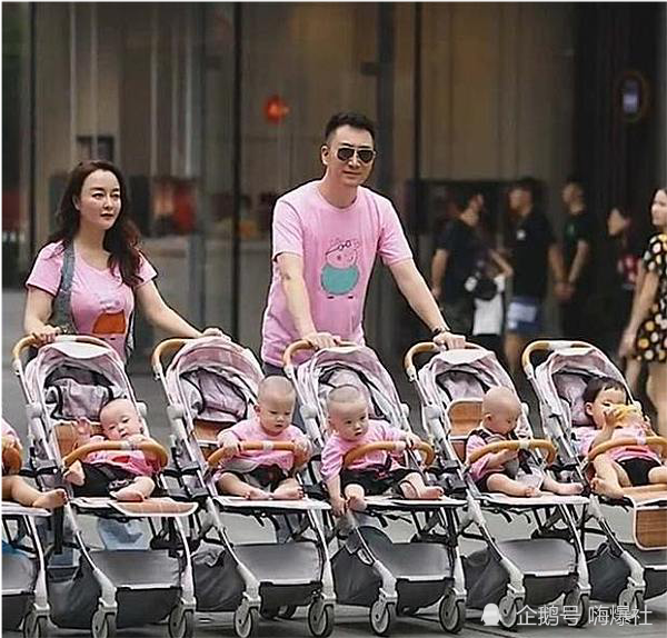 头胎双胞胎女儿,二胎四胞胎儿子,小两口带6个娃逛街太拉风
