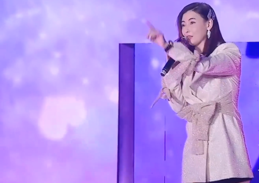 张柏芝广州商演翻车,身材发福嗓音嘶哑失声,粉丝晒合影说明原因_腾讯