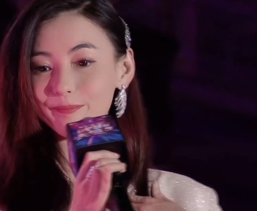 张柏芝广州商演翻车,身材发福嗓音嘶哑失声,粉丝晒合影说明原因_腾讯