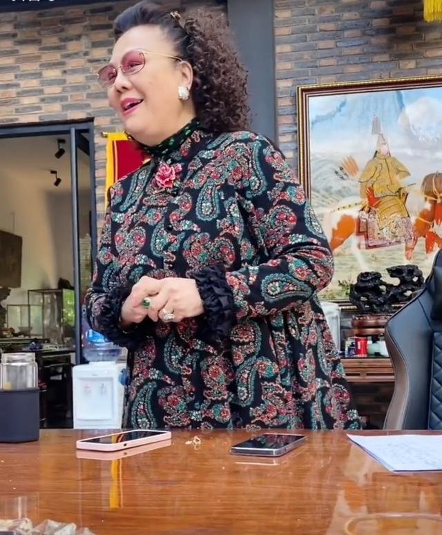 杨议夫人孟真罕露面曾是歌星红过老公恩爱31年无惧富婆示威