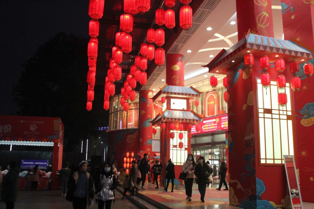 元旦临近重庆杨家坪瑞成商都商场挂满红灯笼特别喜庆