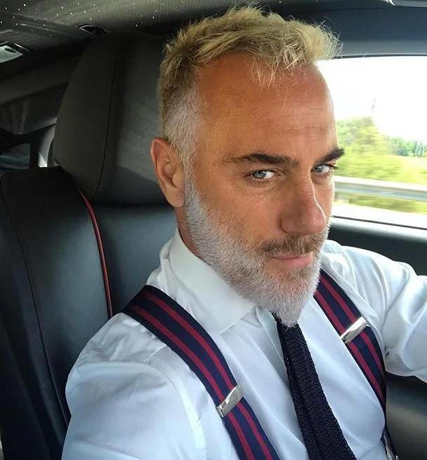 52岁土豪大叔火了!酷飒银发成标志,倒三角身材仿若行走的衣架子