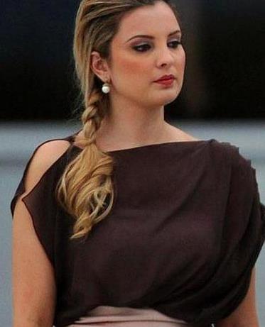 36岁巴西第一夫人真好命被大43岁总统宠翻天穿粉色裙好娇嫩