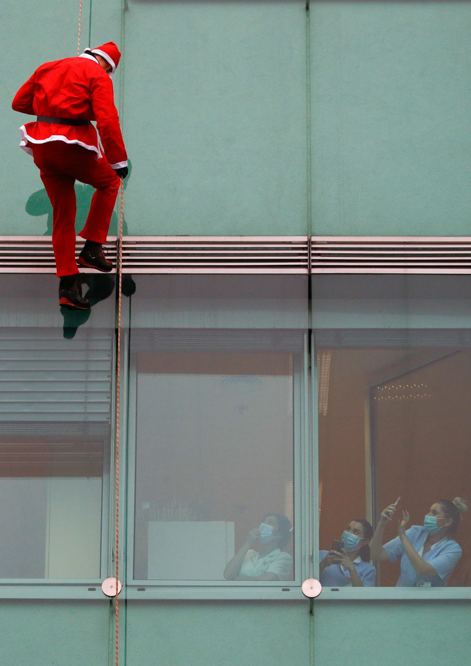 圣诞老人从天而降