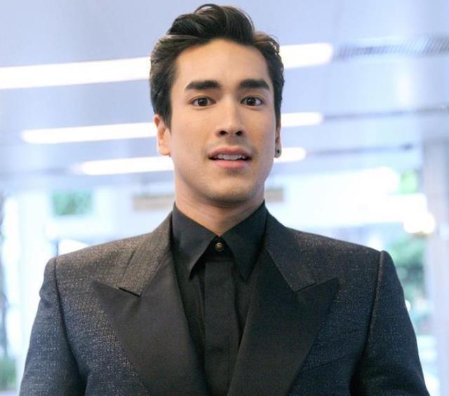 泰星nadech获得硕士学位女星yaya为其庆祝