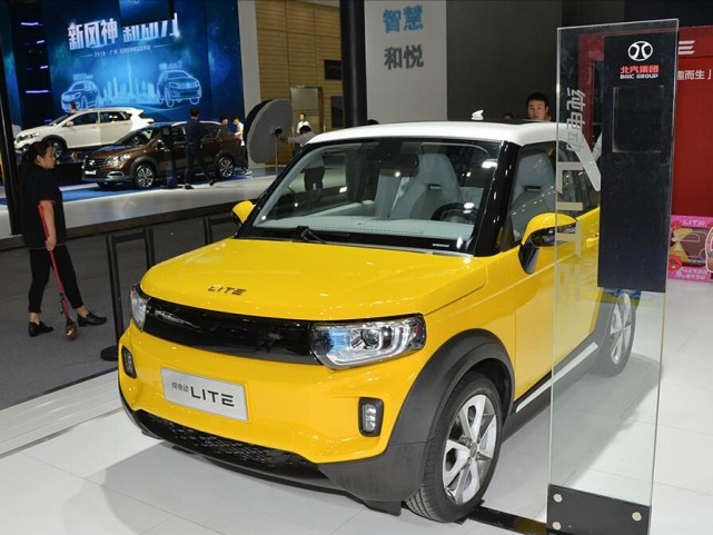 北汽版mini实车亮相续航360公里配双联屏比宏光帅气