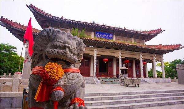 来到王母宫后,宫内的崔师傅给他们做了点吃的,最后,李妍便拿出500元钱