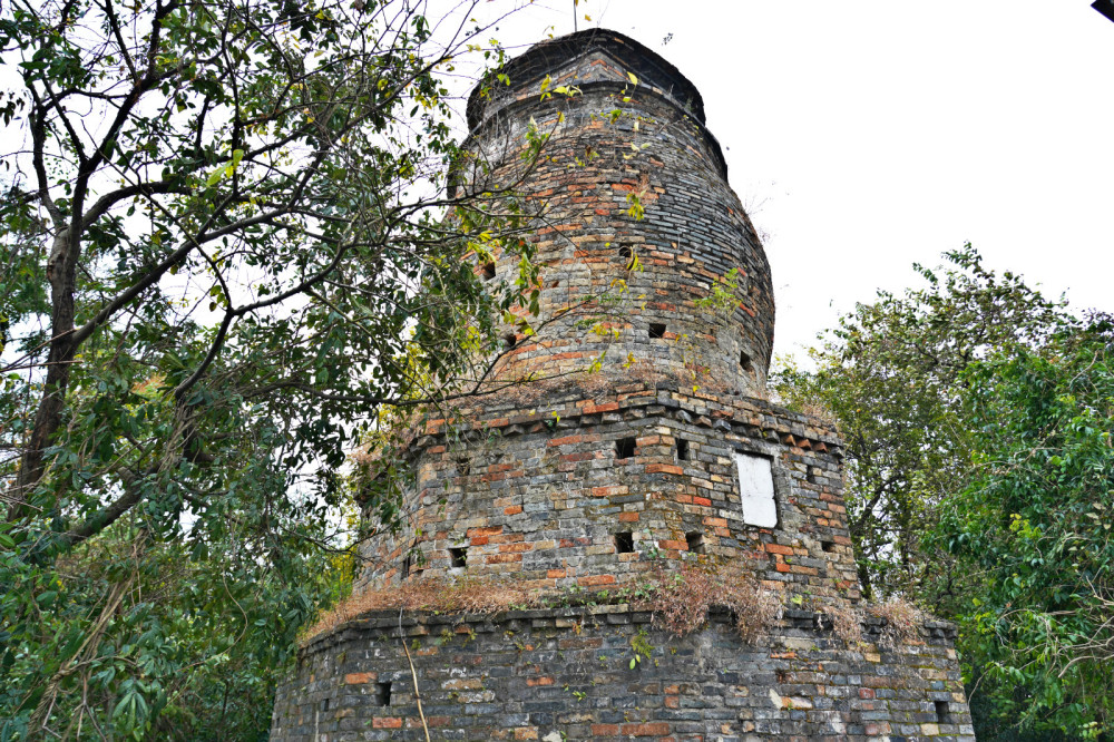 这就是地处象鼻山山顶东端的明代普贤塔,听名字就知道是用来供奉普贤