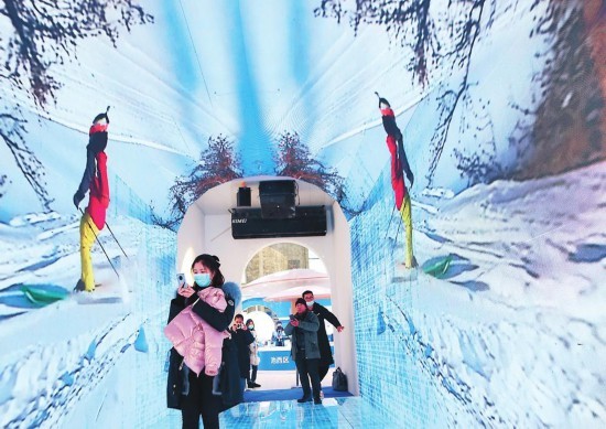 (记者 赵博 实习生 宗海燕 摄)雪博会上展出的滑雪设备,受到滑雪爱好