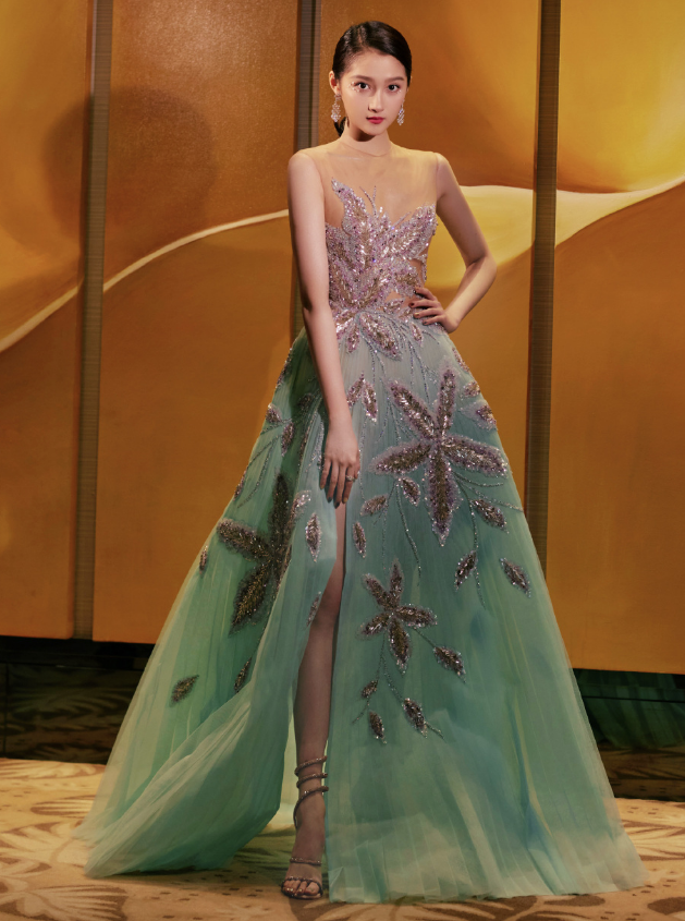 关晓彤穿"液体裙"秀身材,看清她凹的造型后:果真是京圈格格