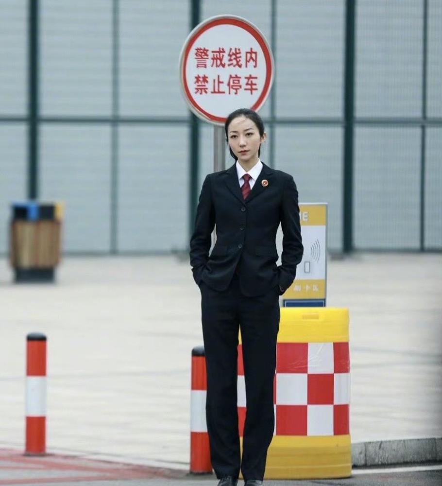 《巡回检察组》热播,韩雪扮演检察官知性成熟,制服帅气干练_腾讯新闻