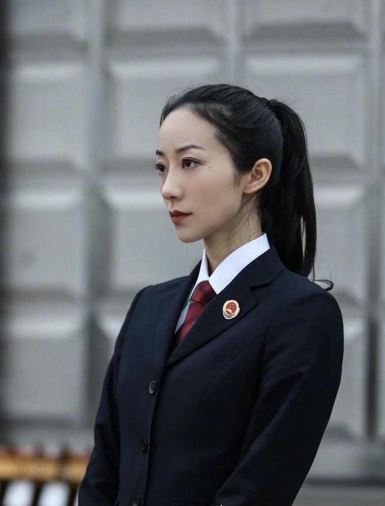 《巡回检察组》热播,韩雪扮演检察官知性成熟,制服帅气干练_腾讯新闻
