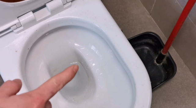 赶紧撒一点它冲一冲马桶黄渍尿渍立马消失赶紧告诉家里人