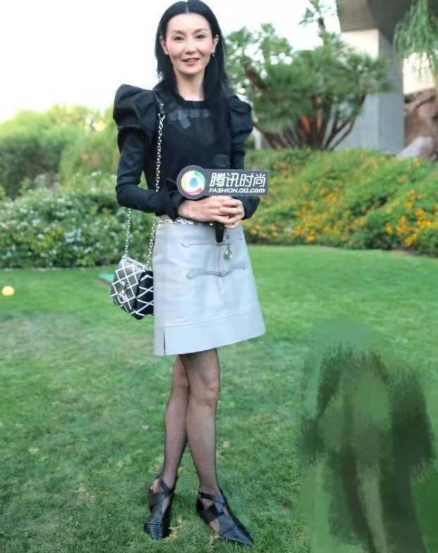 张曼玉这排骨身材也是让人叹服,撑不起的s码皮衣,瘦得让人咂舌_腾讯