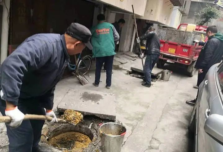 市民送锦旗,点赞阆中掏粪工