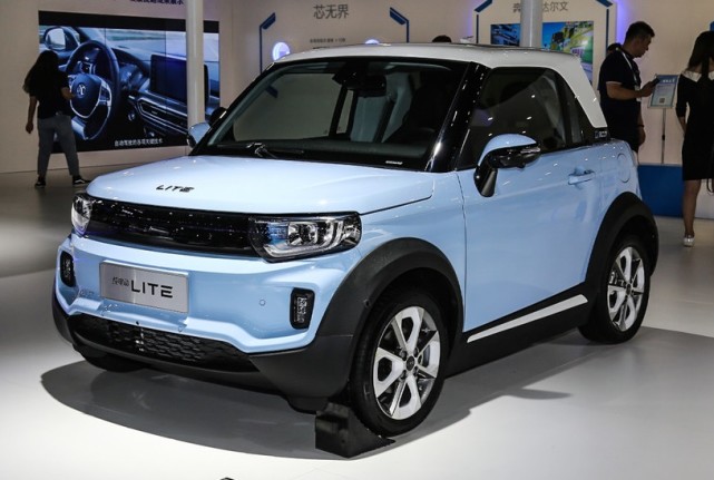 北汽版"mini"实车到店,外观更加炫酷,续航360km 三连液晶屏!