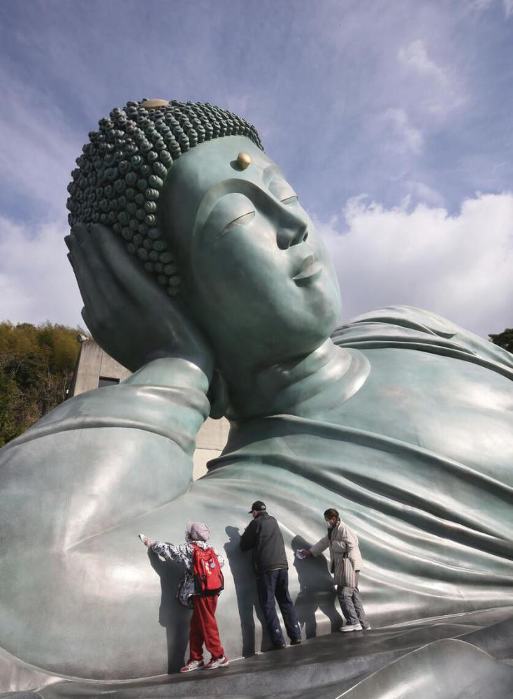 世界最大青铜卧佛辞旧迎新大扫除
