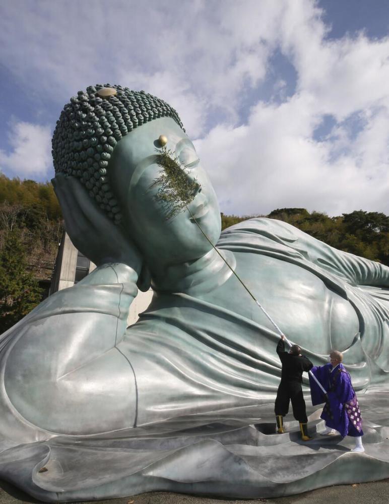 世界最大青铜卧佛辞旧迎新大扫除