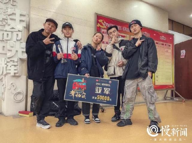 聊起和霹雳舞结缘的过程,罗贝伦表示十分偶然:"2001年,我在41中(现在