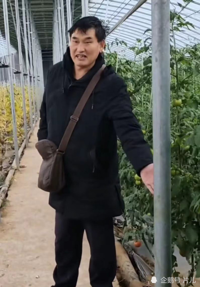 大衣哥儿媳干农活不忘化妆,戴硕大钻戒种菜,遭吐槽作秀